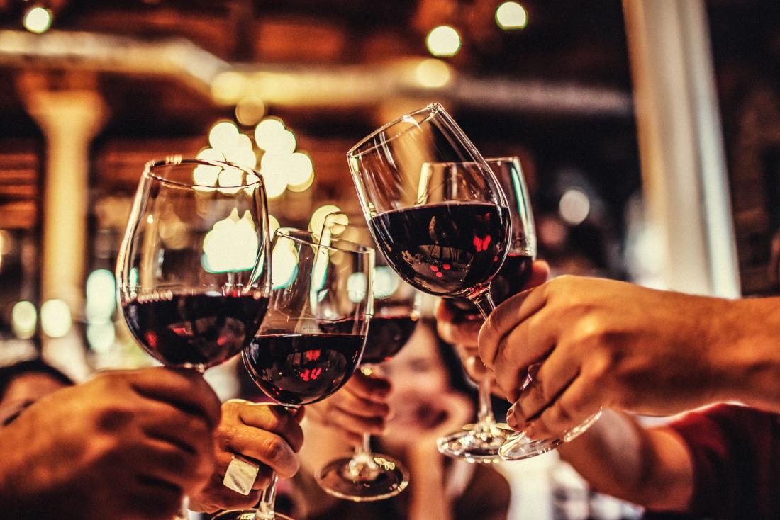 A Easy Guide to Holding a Wine Glass Correctly